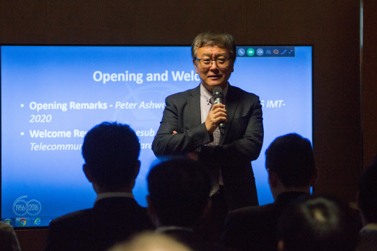 KT는 스위스 제네바에서 개최된 ITU 회의에서 회사가 개발한 5G 통신망 관리 기술이 세계 최초로 5G 관련 국제표준안으로 확정됐다고 밝혔다. 9일 스위스 제네바 ITU 본부에서 열린 2016년 ITU 전기통신표준총국 산하 IMT-2020 포커스 그룹 회의에서 이재섭 ITU 전기통신표준국장이 5G 표준화 성과에 대해 발표하고 있다. <KT 제공>